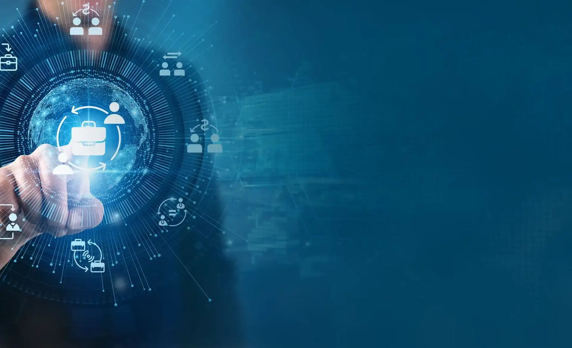 Hand berührt ein digitales Interface mit vernetzten Icons zu Arbeit, Personen und Prozessen vor blauem Technikhintergrund.