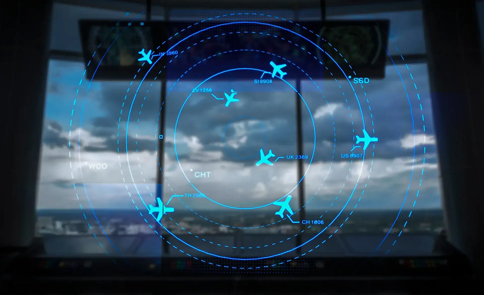 Ein Verkehrsflugzeug startet von einer Landebahn bei klarem Himmel.