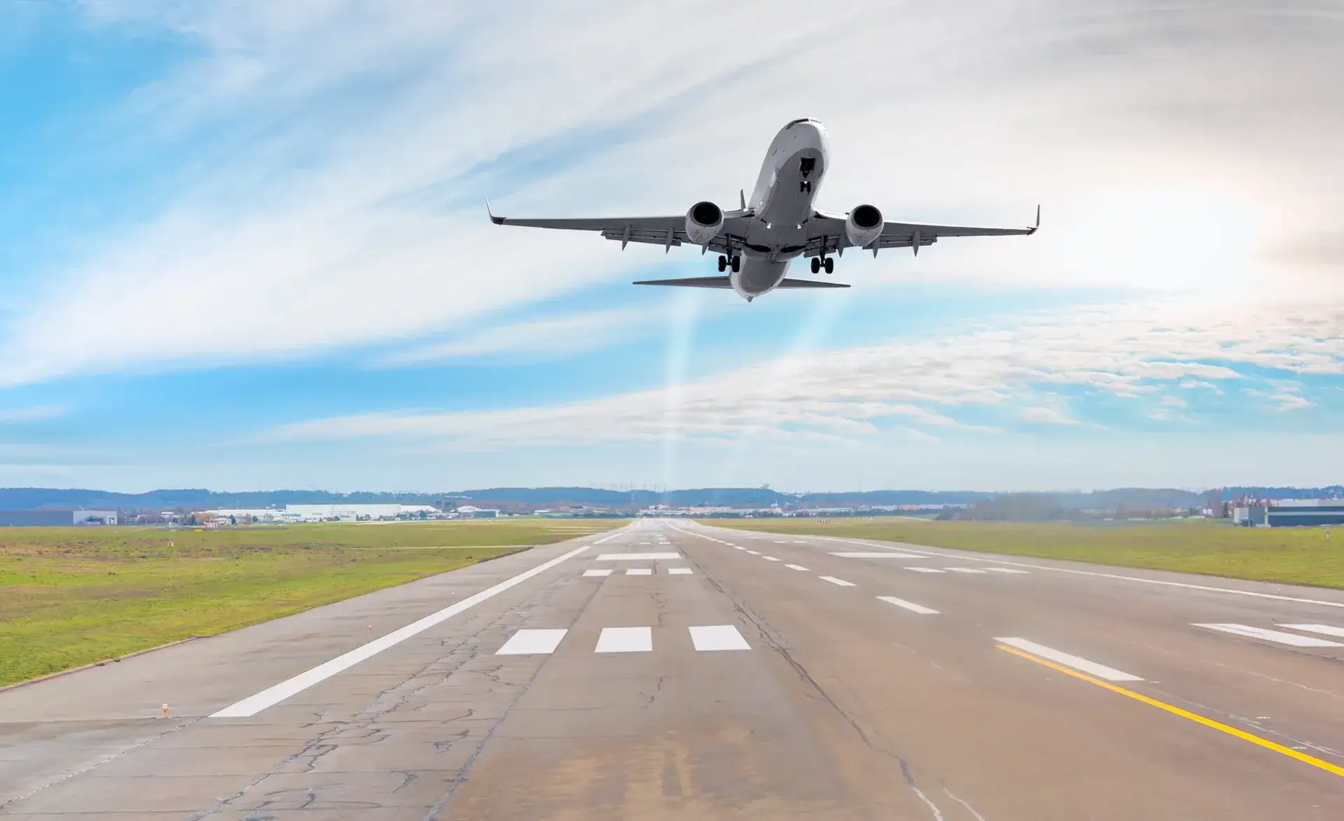 Leuchtendes digitales Schloss-Symbol vor einer Weltkarte, stellvertretend für globale Cybersicherheit.