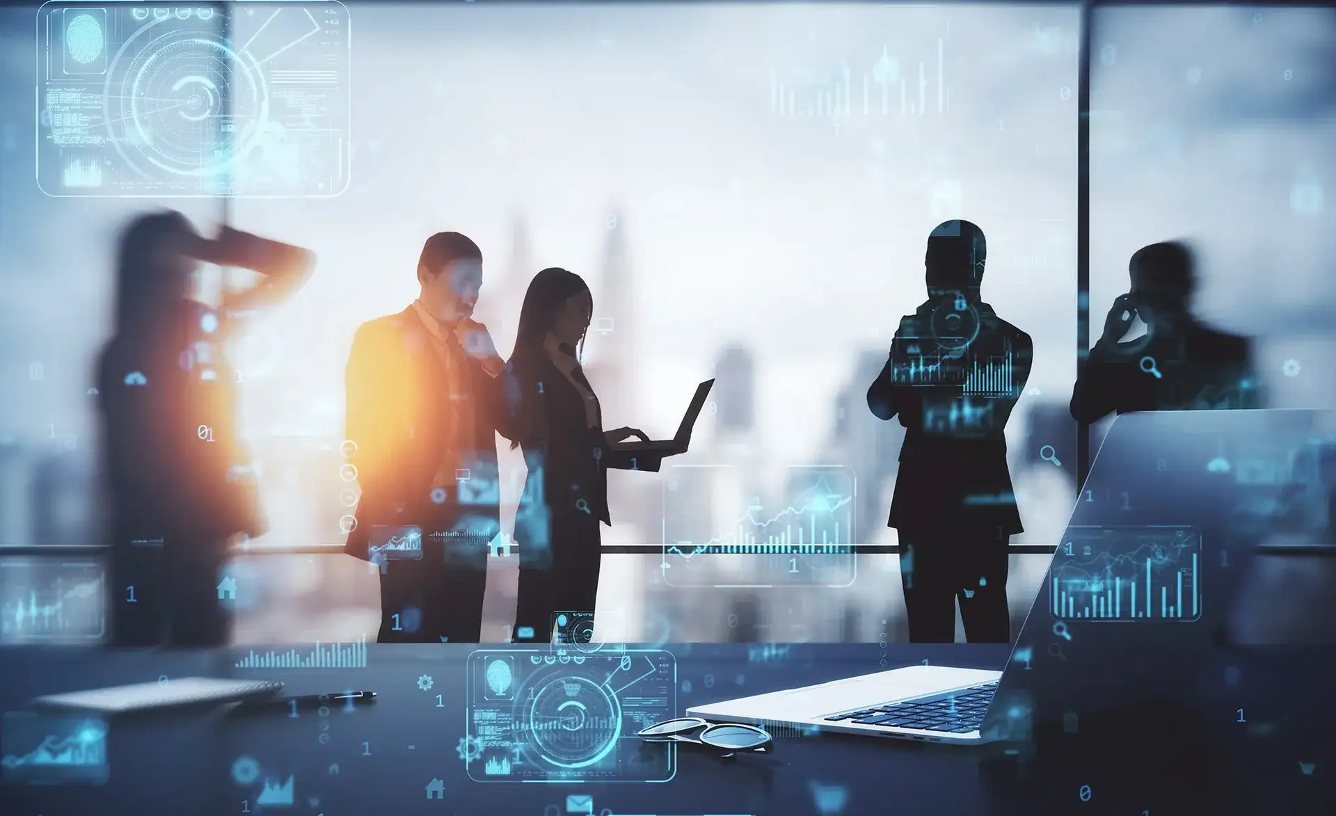 Geschäftsleute stehen in einem modernen Büro vor einer Fensterfront, überlagert von digitalen Datenelementen.