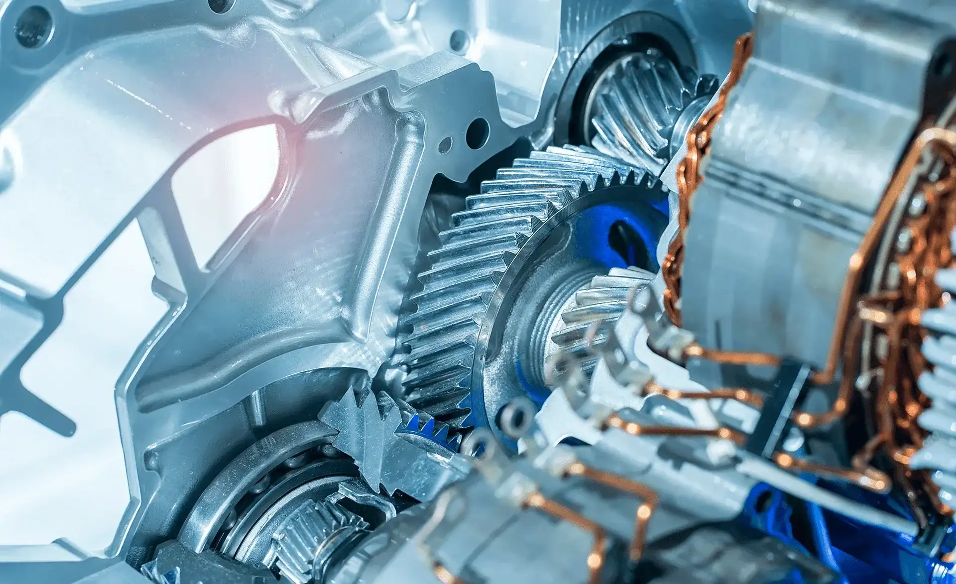 Nahaufnahme eines geöffneten Getriebes mit sichtbaren Zahnrädern und metallischen Komponenten.