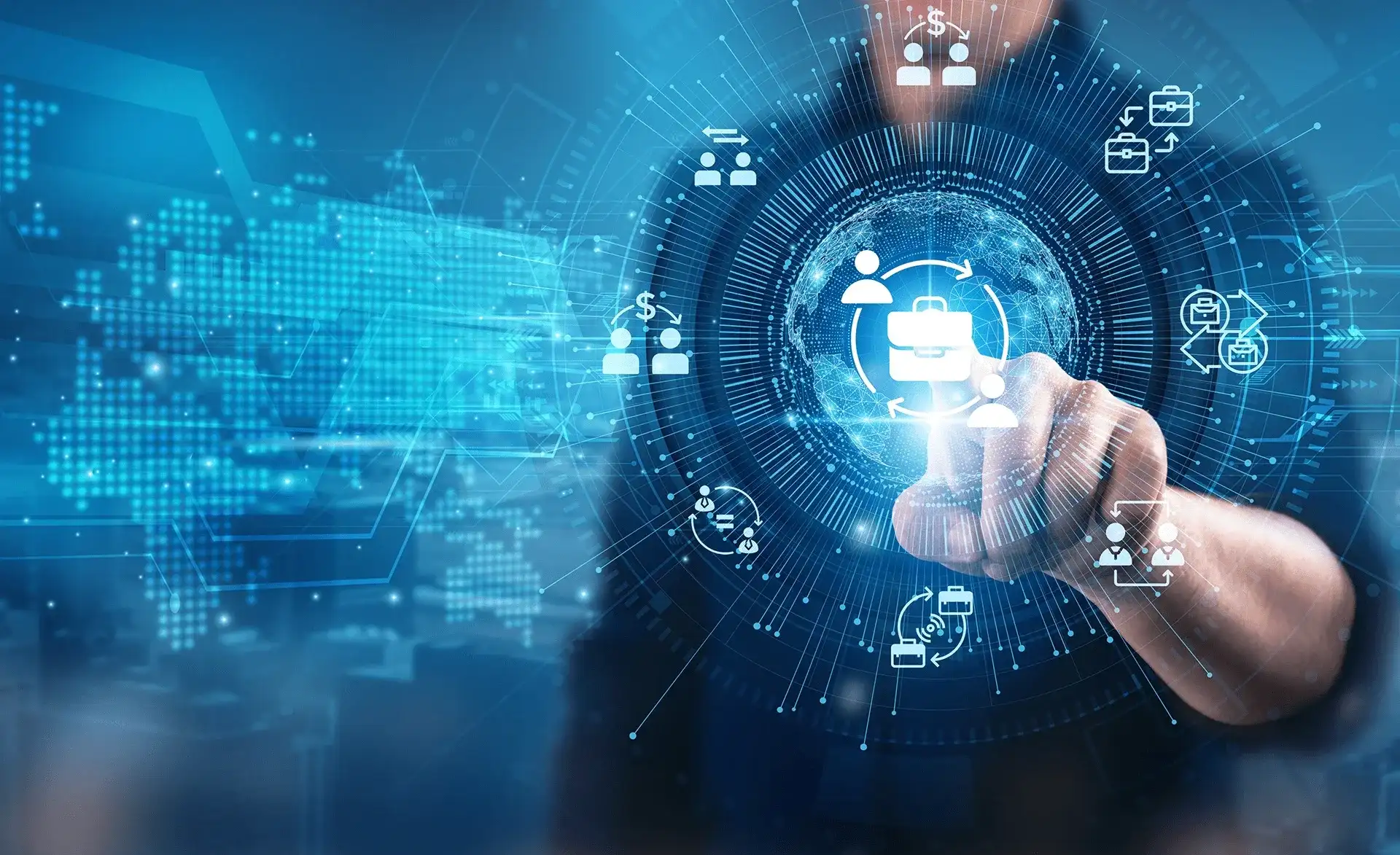 Digitale Weltkarte und Symbole für Geschäftsprozesse, während eine Person auf ein zentrales Icon tippt.