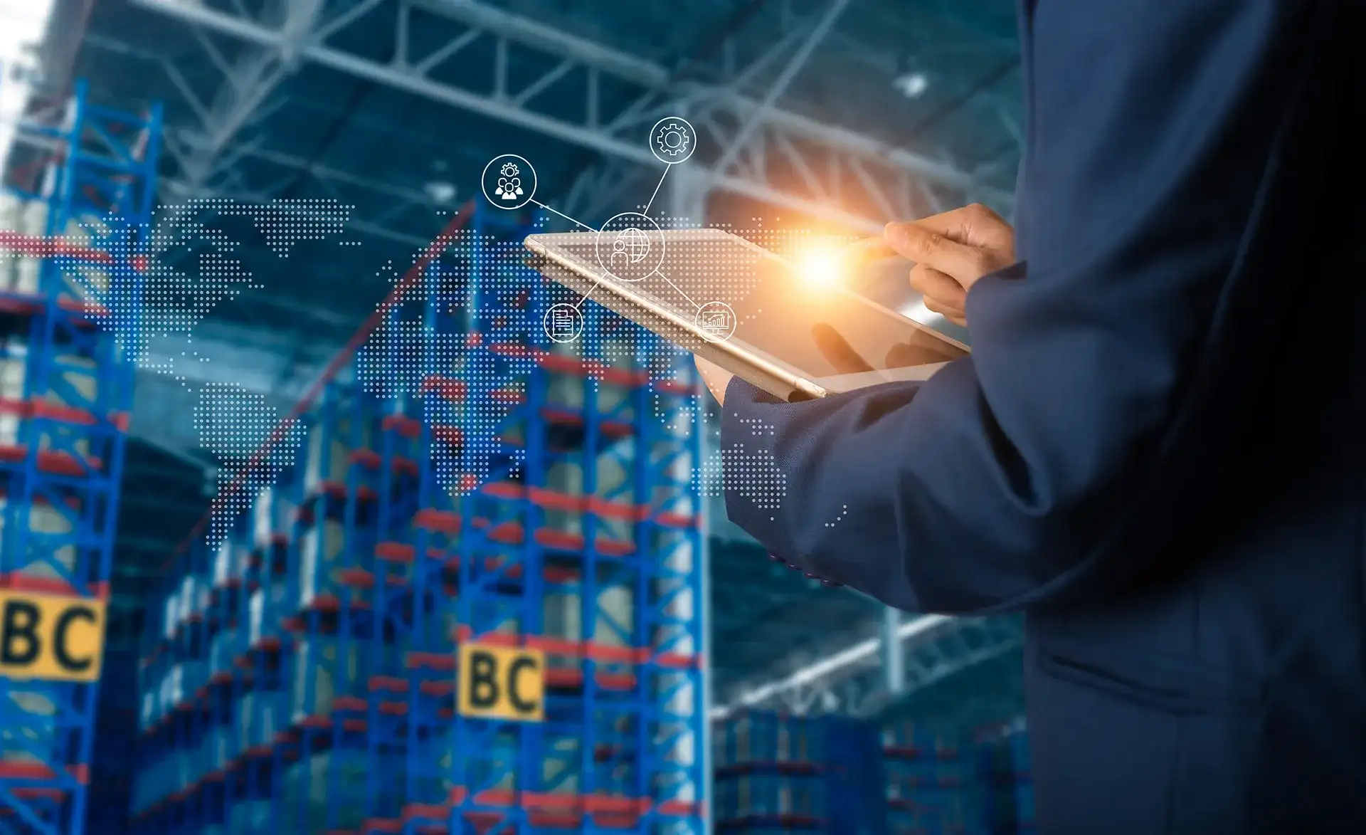 Person in einem Lagerhaus hält ein Tablet, während digitale Symbole und eine Weltkarte als Overlay zur Darstellung globaler Logistik- und Supply-Chain-Prozesse eingeblendet sind.